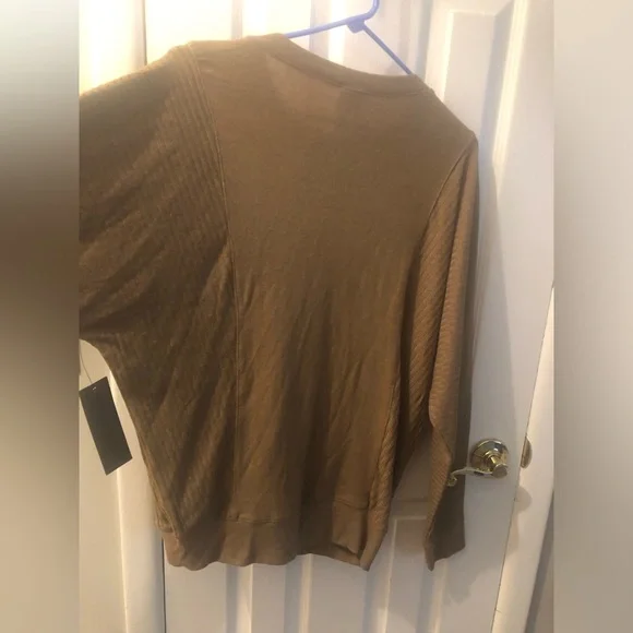 Woman’s shirt - Picture 6 of 6